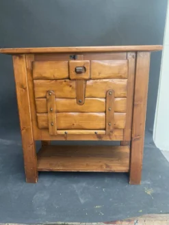 Meuble brutaliste en pin vintage