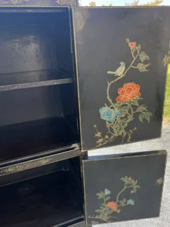 Meuble Chinois laqué avec pierre semi précieuses 1970