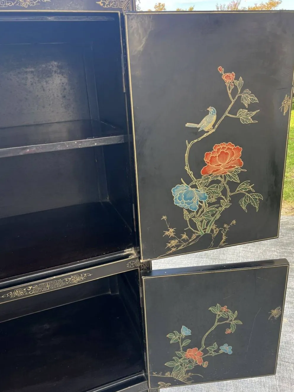 Meuble Chinois laqué avec pierre semi précieuses 1970