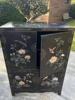 Meuble Chinois laqué avec pierre semi précieuses 1970