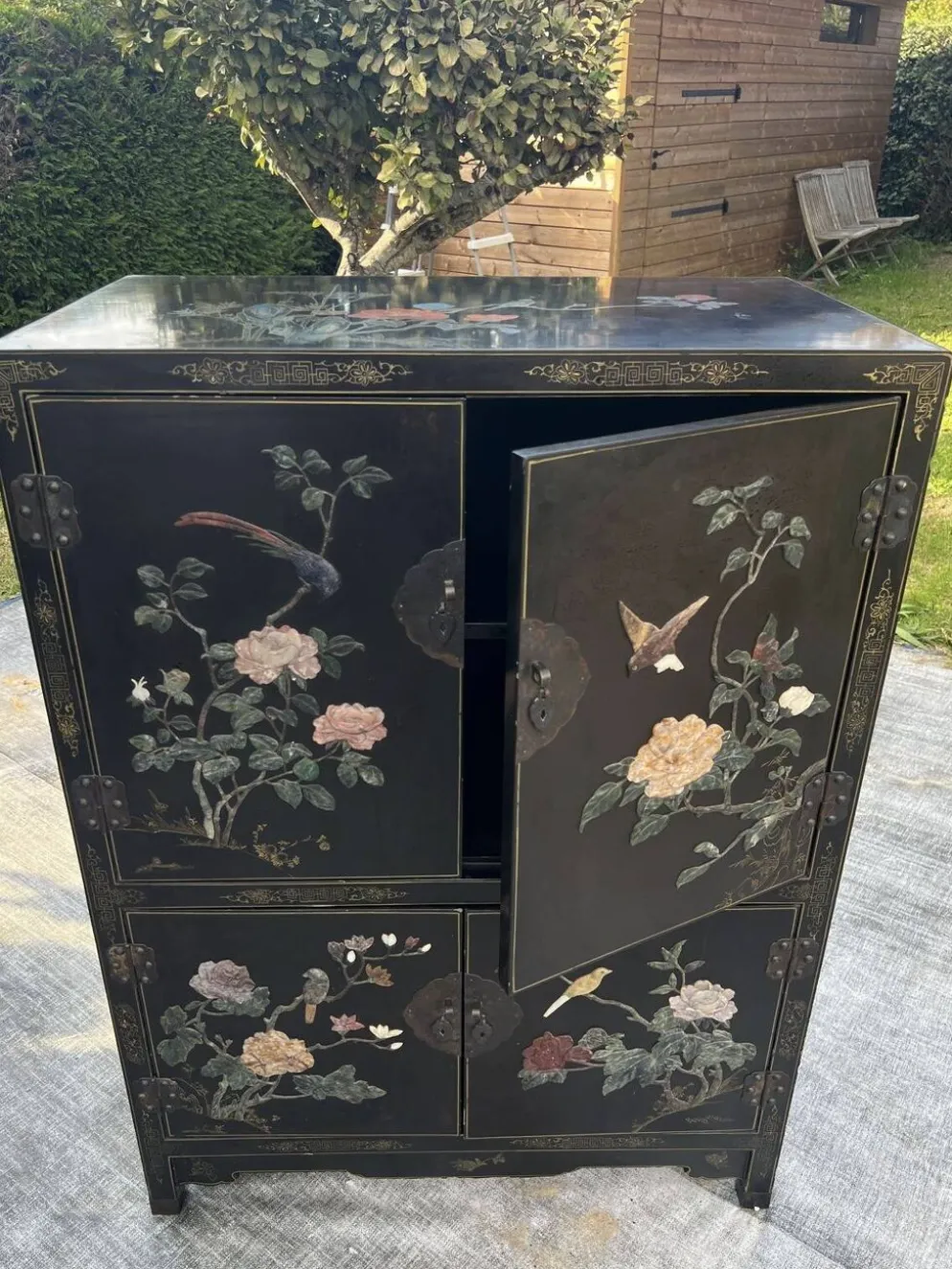 Meuble Chinois laqué avec pierre semi précieuses 1970