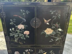 Meuble Chinois laqué avec pierre semi précieuses 1970