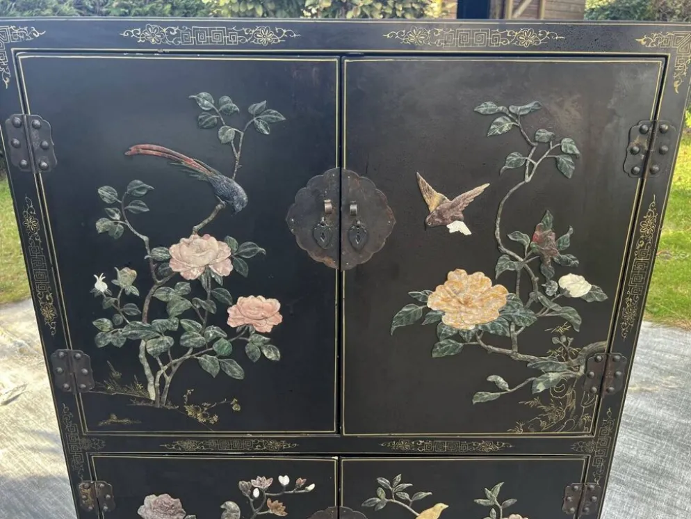 Meuble Chinois laqué avec pierre semi précieuses 1970
