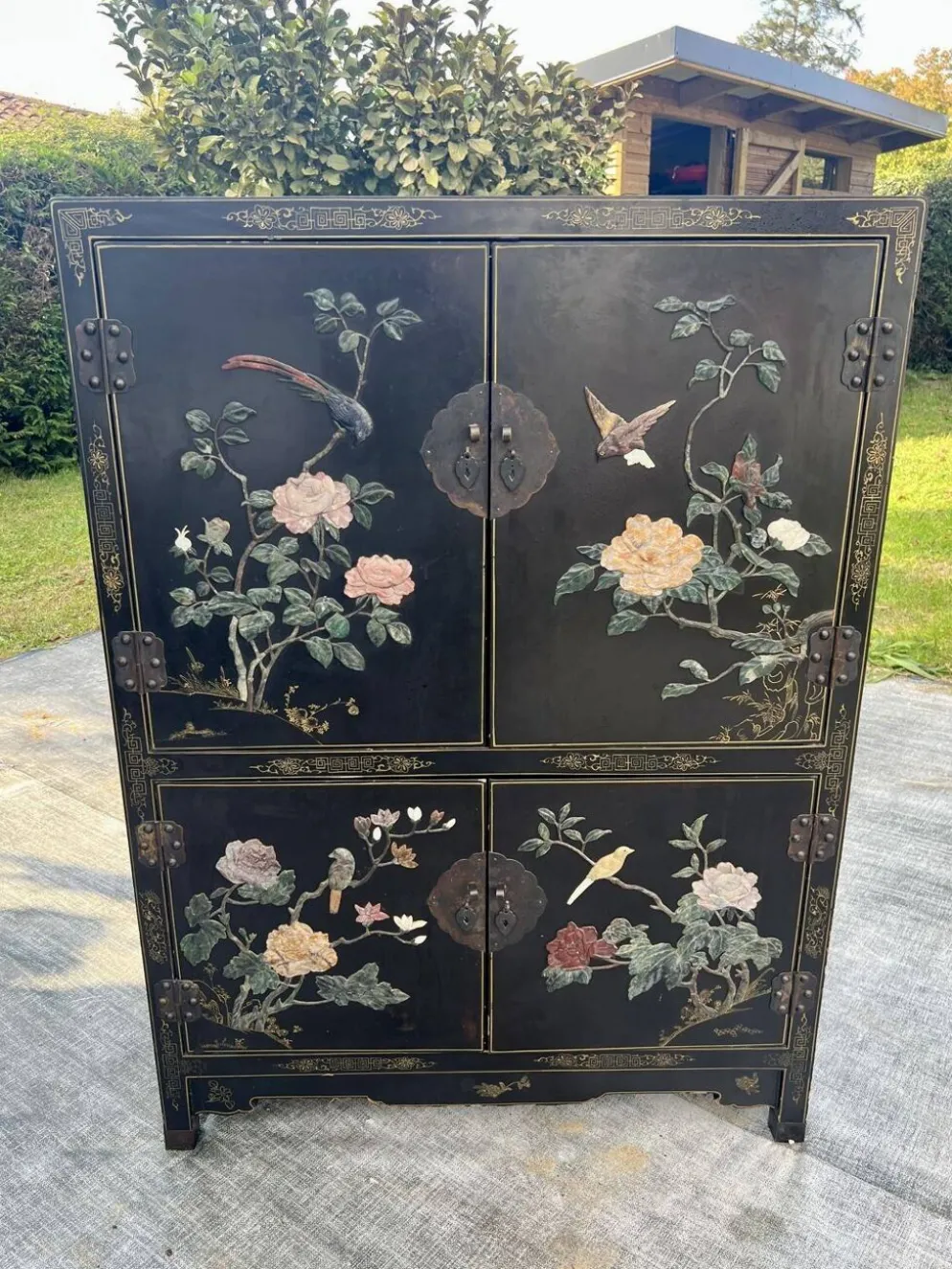Meuble Chinois laqué avec pierre semi précieuses 1970