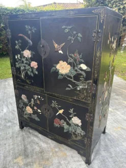 Meuble Chinois laqué avec pierre semi précieuses 1970