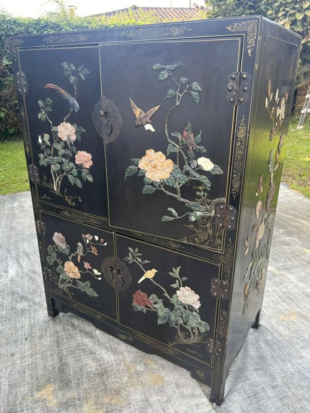 Meuble Chinois laqué avec pierre semi précieuses 1970