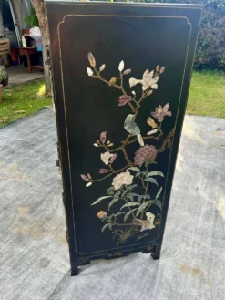 Meuble Chinois laqué avec pierre semi précieuses 1970