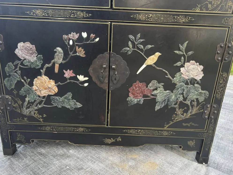Meuble Chinois laqué avec pierre semi précieuses 1970