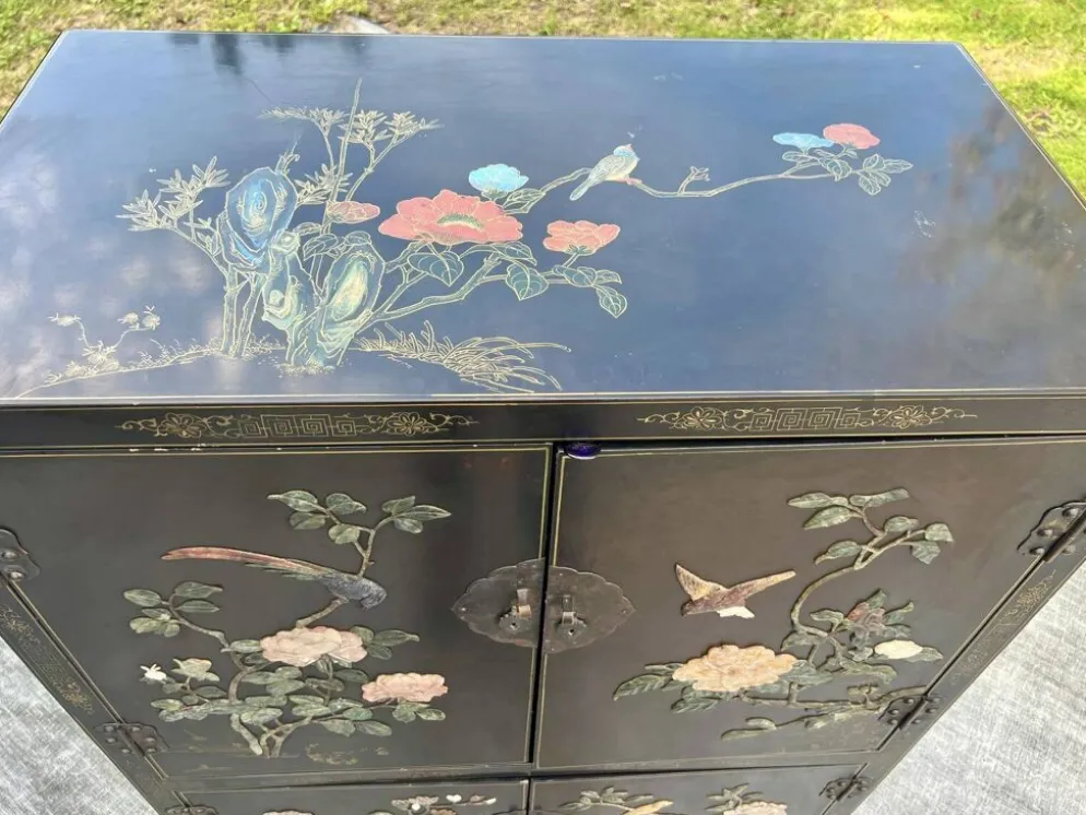 Meuble Chinois laqué avec pierre semi précieuses 1970