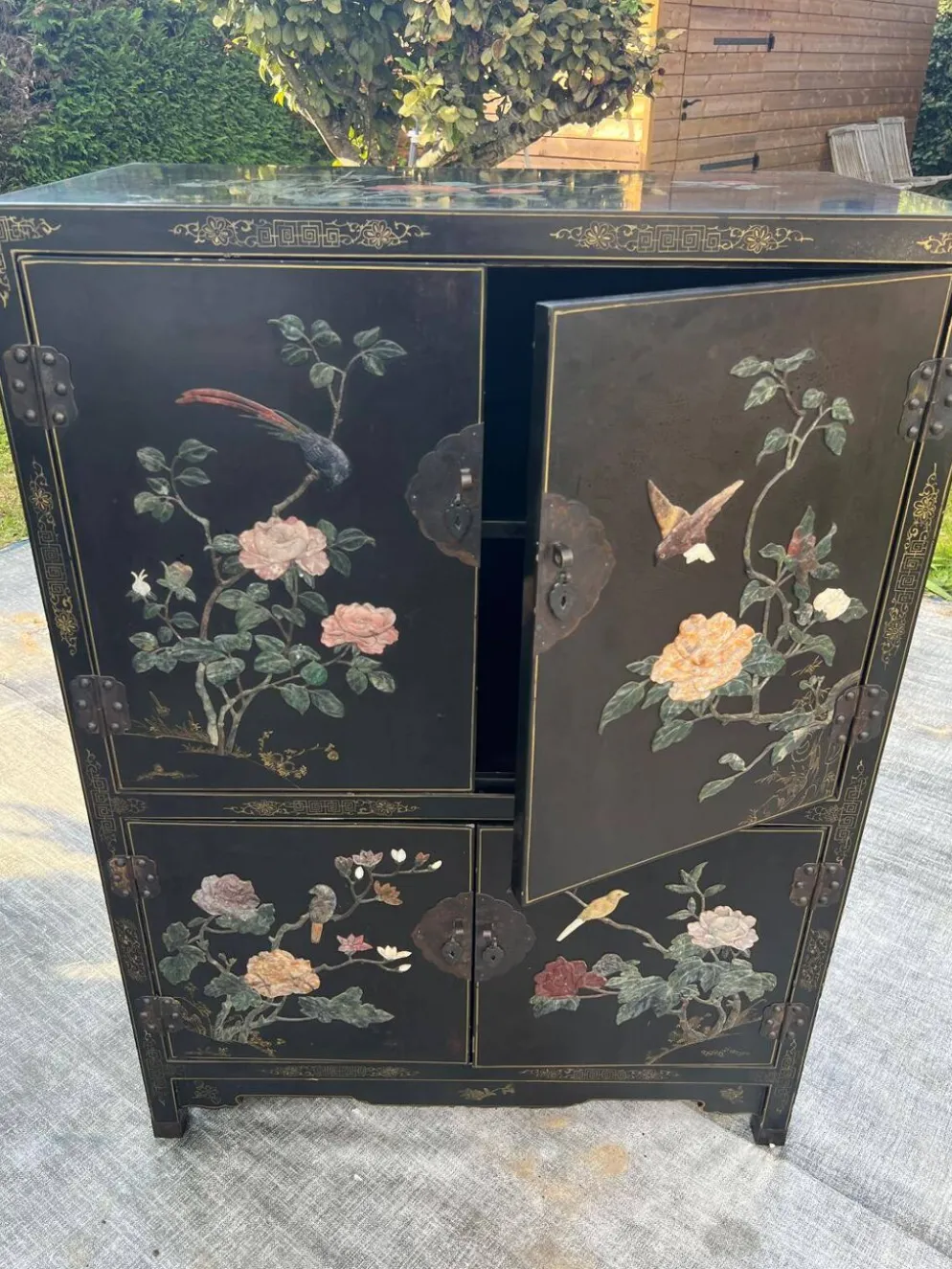 Meuble Chinois laqué avec pierre semi précieuses 1970