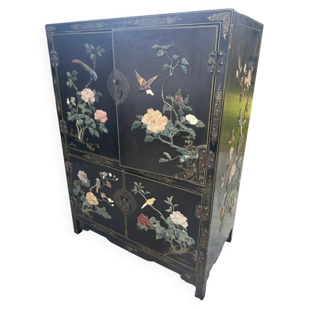 Meuble Chinois laqué avec pierre semi précieuses 1970