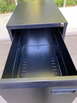Meuble classeur métallique 4 tiroirs pour dossiers suspendus style industri