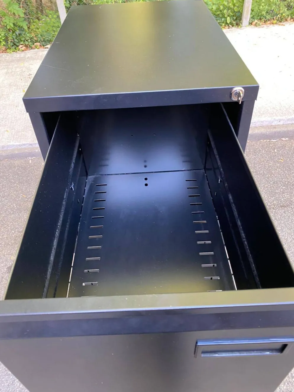 Meuble classeur métallique 4 tiroirs pour dossiers suspendus style industri