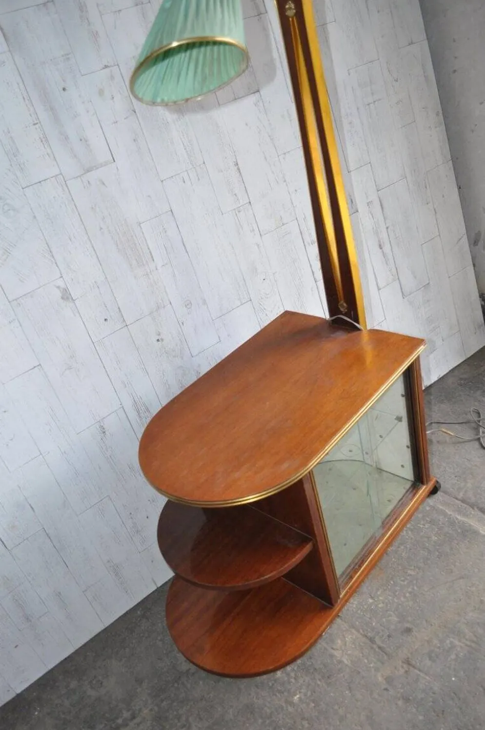 Meuble cocktail éclairé en noyer marron et laiton, abat-jours multicolores, années 1950