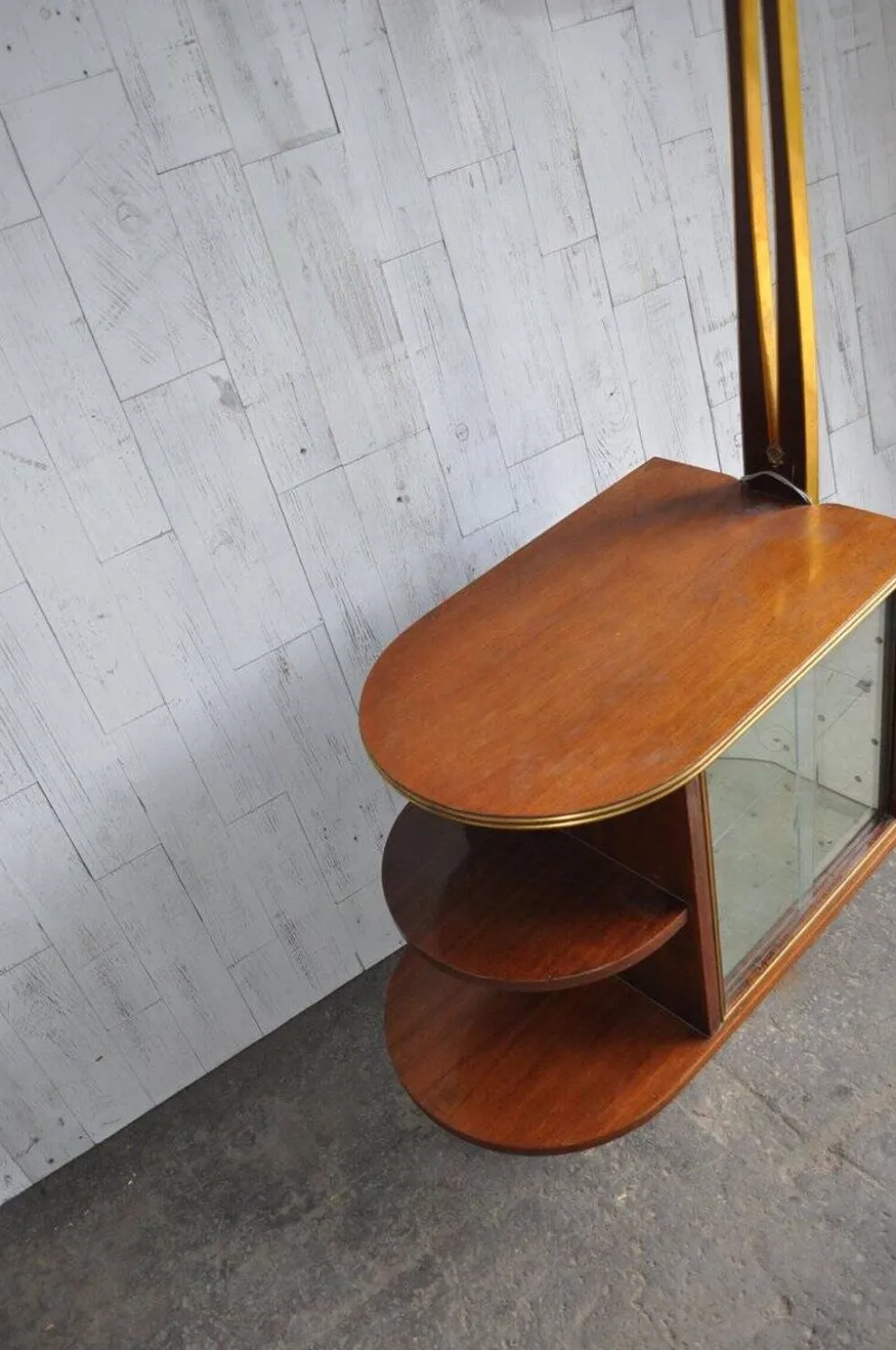 Meuble cocktail éclairé en noyer marron et laiton, abat-jours multicolores, années 1950