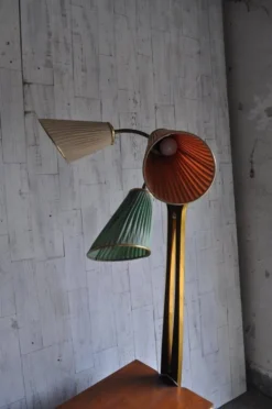 Meuble cocktail éclairé en noyer marron et laiton, abat-jours multicolores, années 1950