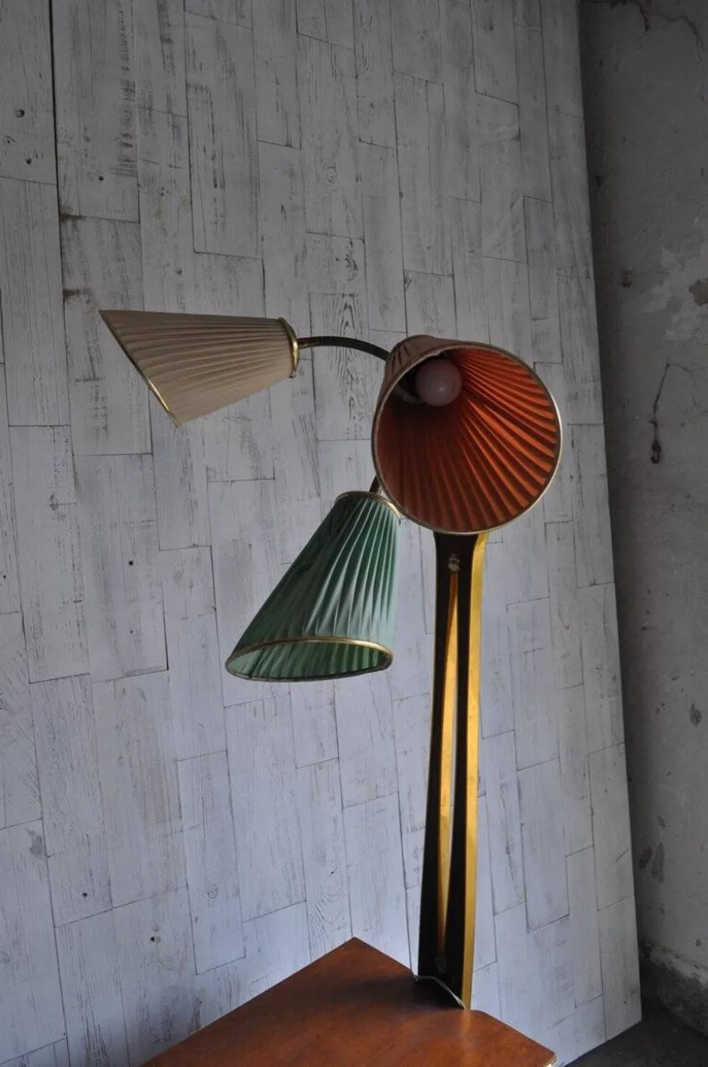 Meuble cocktail éclairé en noyer marron et laiton, abat-jours multicolores, années 1950