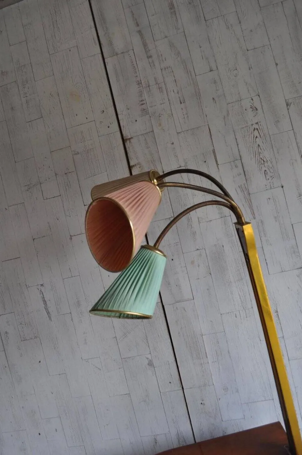 Meuble cocktail éclairé en noyer marron et laiton, abat-jours multicolores, années 1950