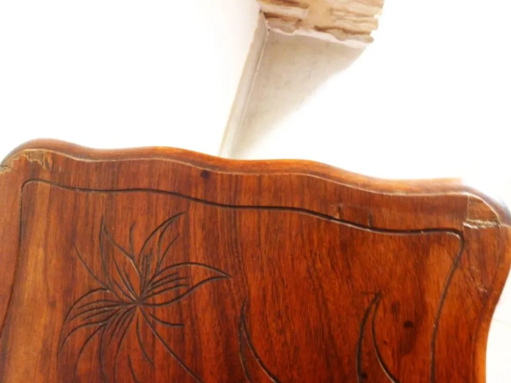 Meuble coiffeuse en bois vintage des années 1920 avec miroir et rangement.