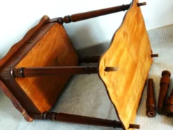 Meuble coiffeuse en bois vintage des années 1920 avec miroir et rangement.