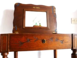 Meuble coiffeuse en bois vintage des années 1920 avec miroir et rangement.