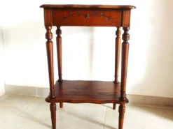 Meuble coiffeuse en bois vintage des années 1920 avec miroir et rangement.