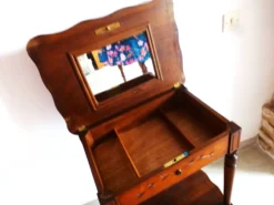 Meuble coiffeuse en bois vintage des années 1920 avec miroir et rangement.