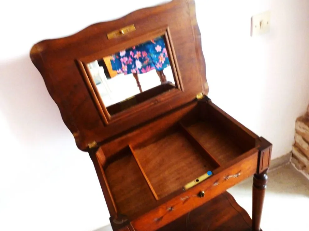 Meuble coiffeuse en bois vintage des années 1920 avec miroir et rangement.