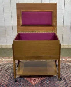 Meuble à couture anglais en acajou des années 70
