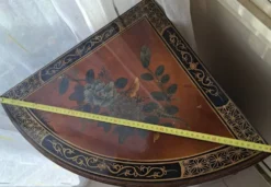 Meuble d'angle en bois laqué et peint à la main — style asiatique