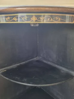 Meuble d'angle en bois laqué et peint à la main — style asiatique
