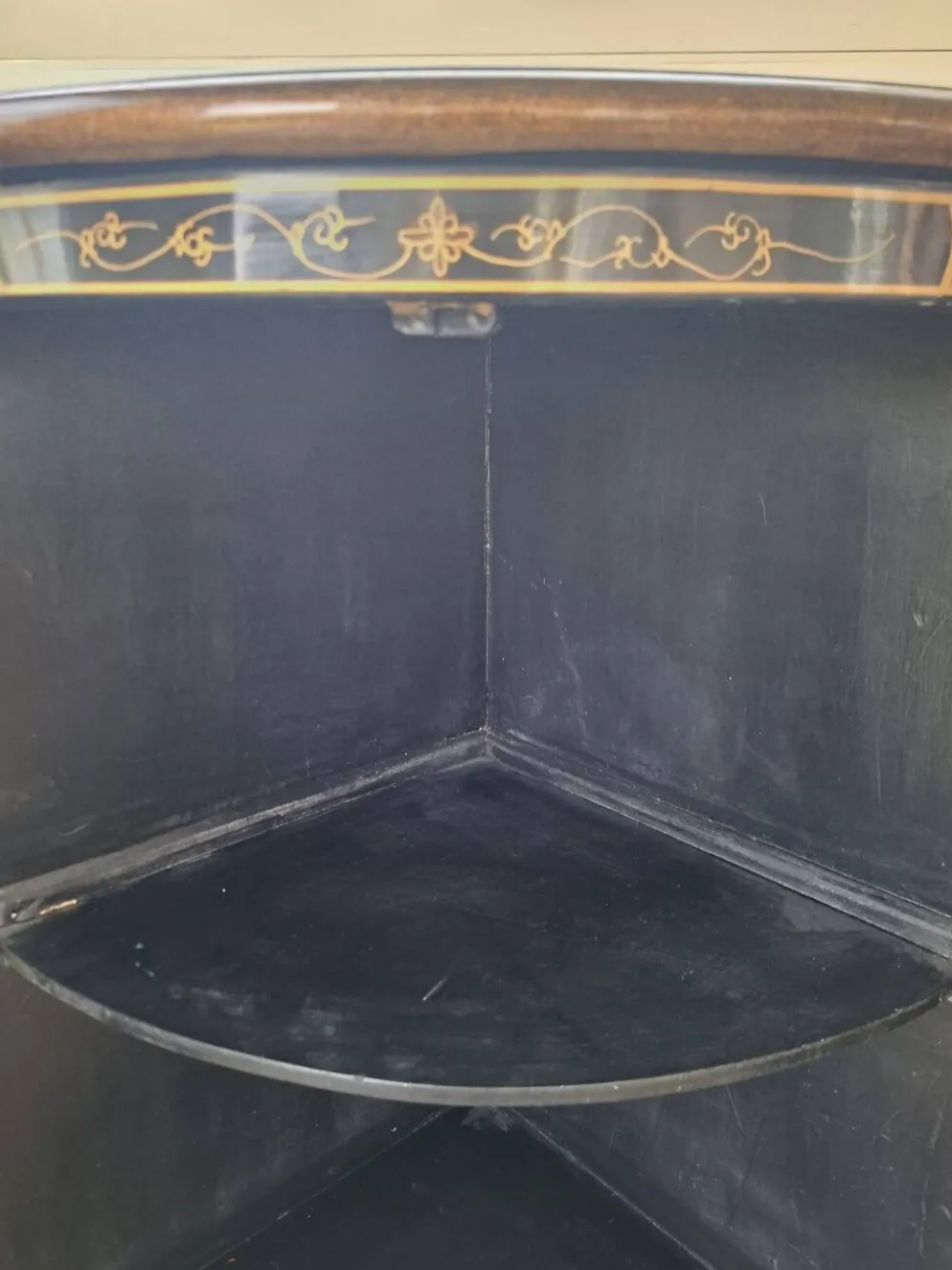 Meuble d'angle en bois laqué et peint à la main — style asiatique