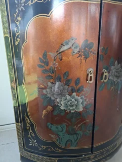 Meuble d'angle en bois laqué et peint à la main — style asiatique