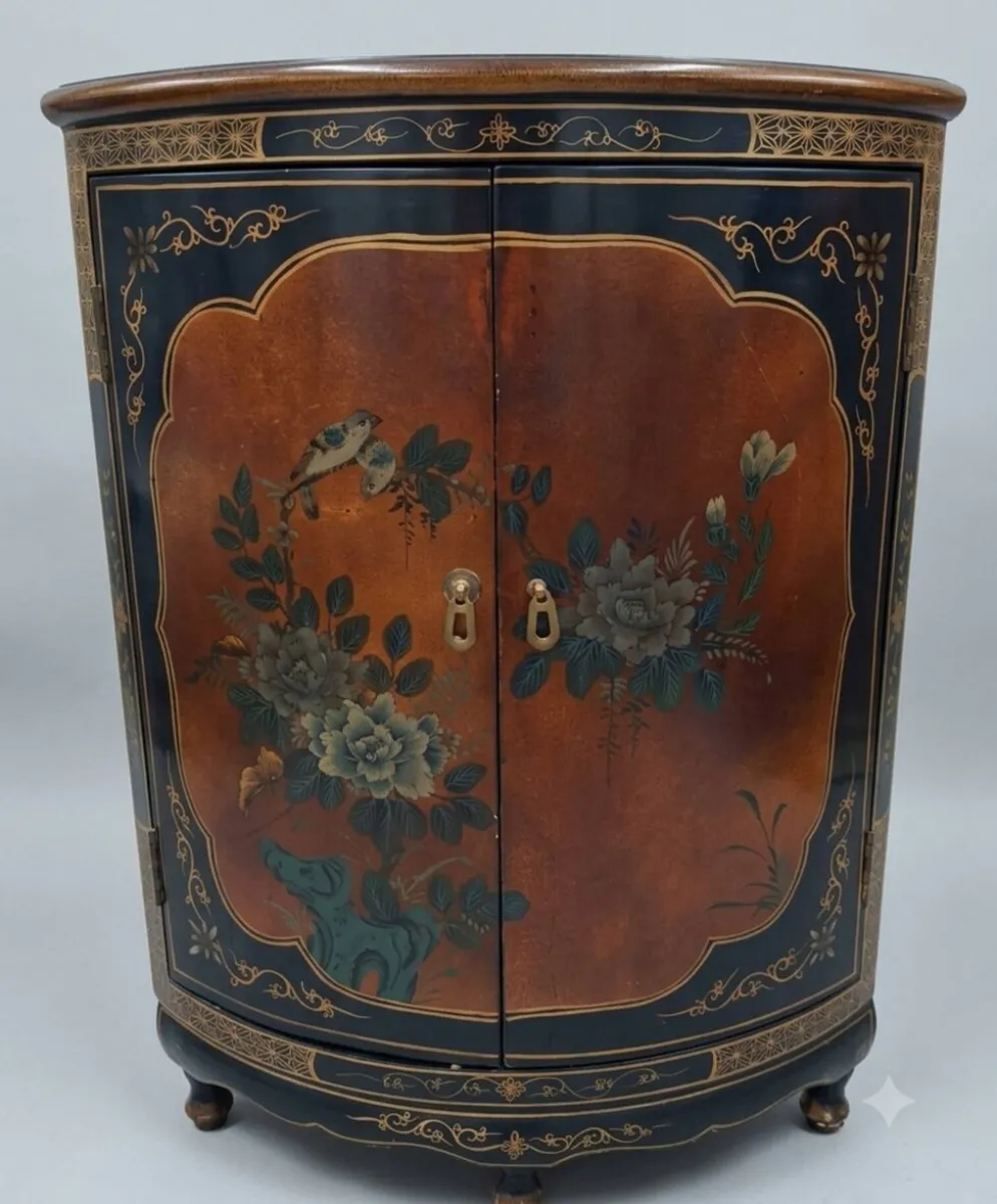 Meuble d'angle en bois laqué et peint à la main — style asiatique