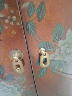 Meuble d'angle en bois laqué et peint à la main — style asiatique
