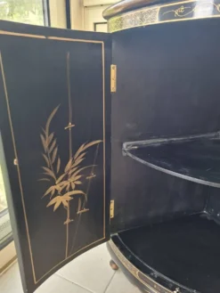 Meuble d'angle en bois laqué et peint à la main — style asiatique