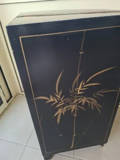 Meuble d'angle en bois laqué et peint à la main — style asiatique