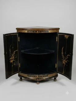 Meuble d'angle en bois laqué et peint à la main — style asiatique