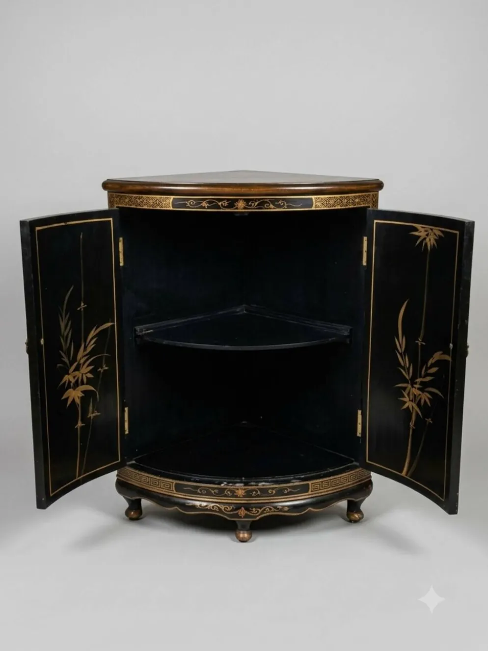 Meuble d'angle en bois laqué et peint à la main — style asiatique