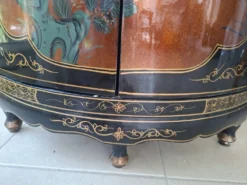 Meuble d'angle en bois laqué et peint à la main — style asiatique