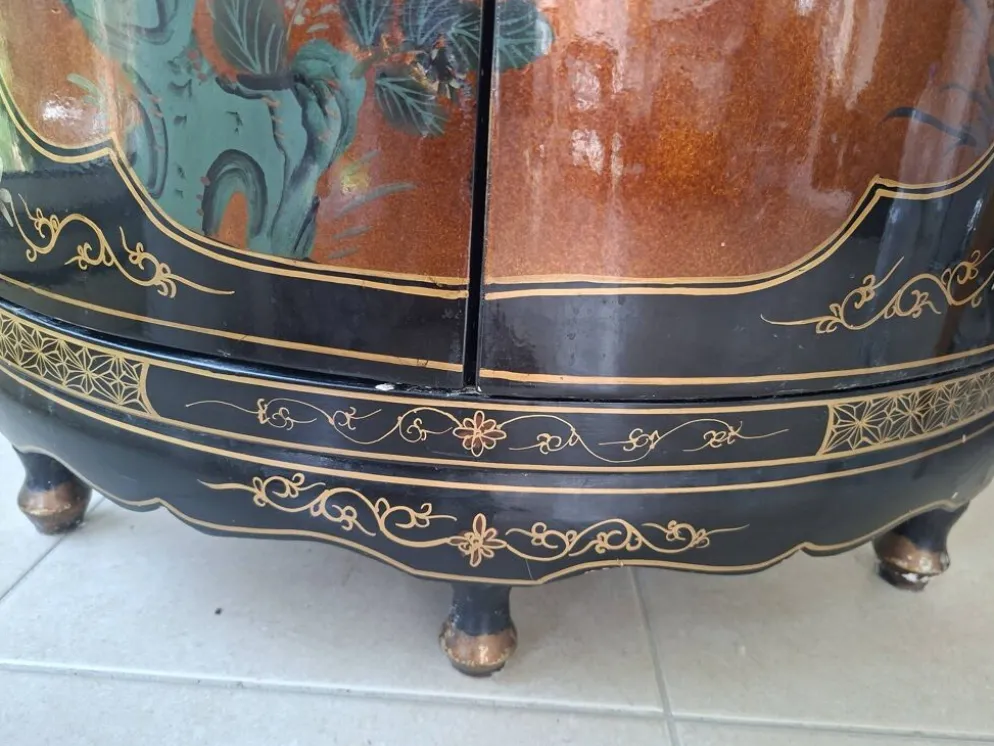 Meuble d'angle en bois laqué et peint à la main — style asiatique