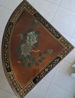 Meuble d'angle en bois laqué et peint à la main — style asiatique
