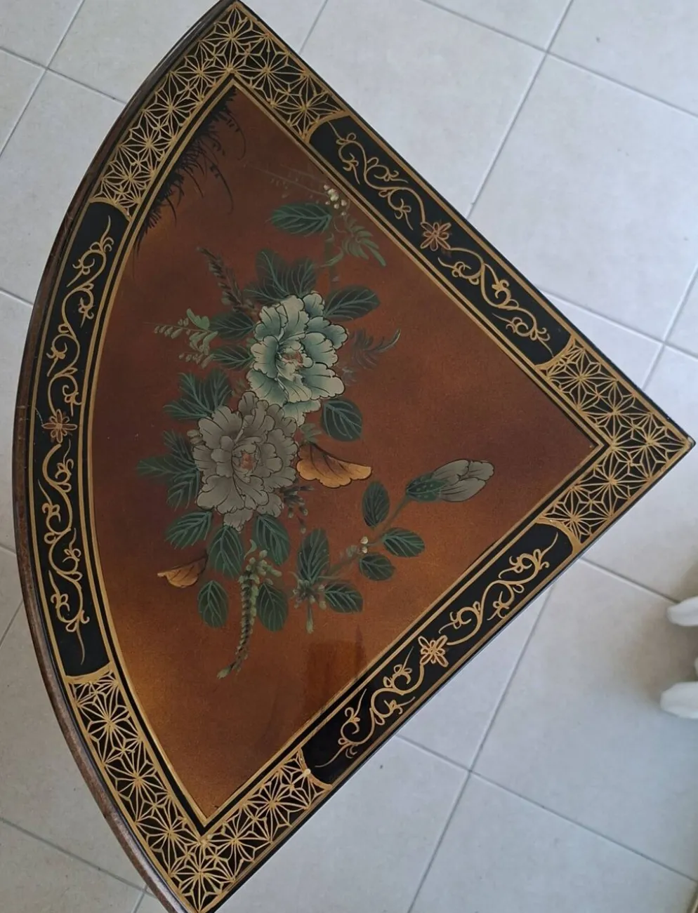 Meuble d'angle en bois laqué et peint à la main — style asiatique