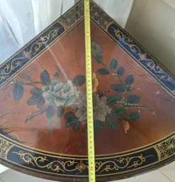 Meuble d'angle en bois laqué et peint à la main — style asiatique