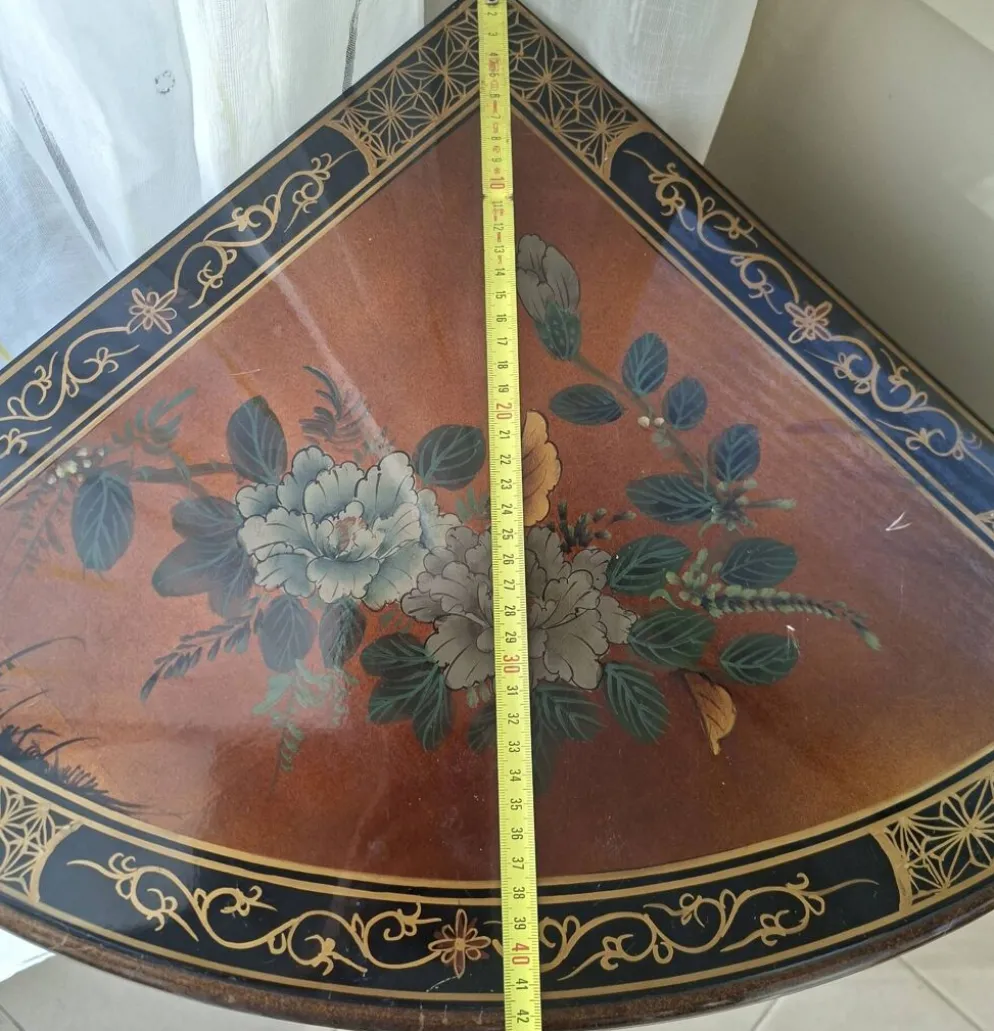 Meuble d'angle en bois laqué et peint à la main — style asiatique