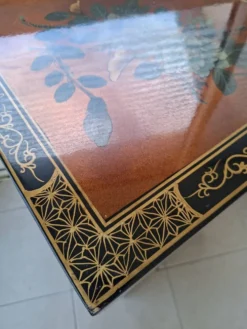 Meuble d'angle en bois laqué et peint à la main — style asiatique