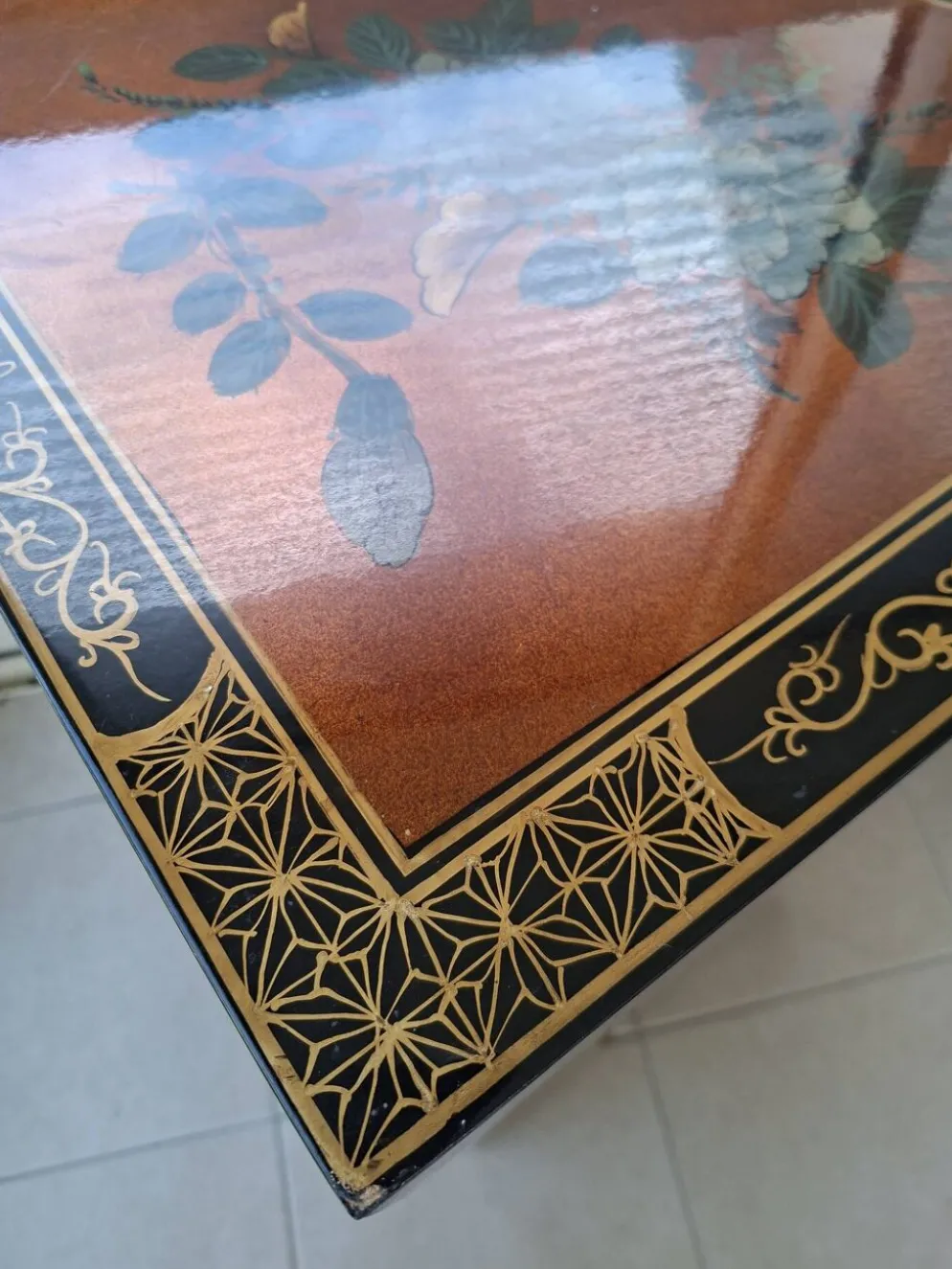 Meuble d'angle en bois laqué et peint à la main — style asiatique