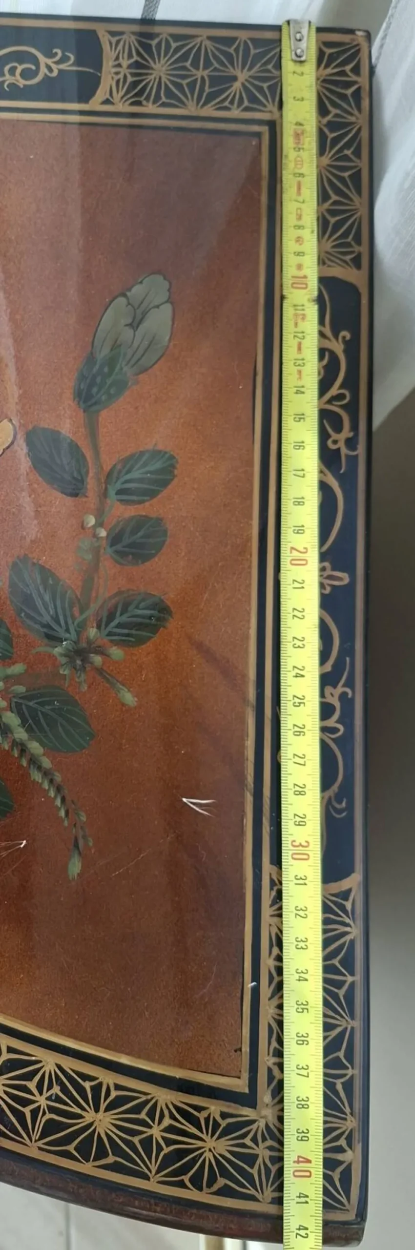 Meuble d'angle en bois laqué et peint à la main — style asiatique