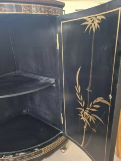 Meuble d'angle en bois laqué et peint à la main — style asiatique