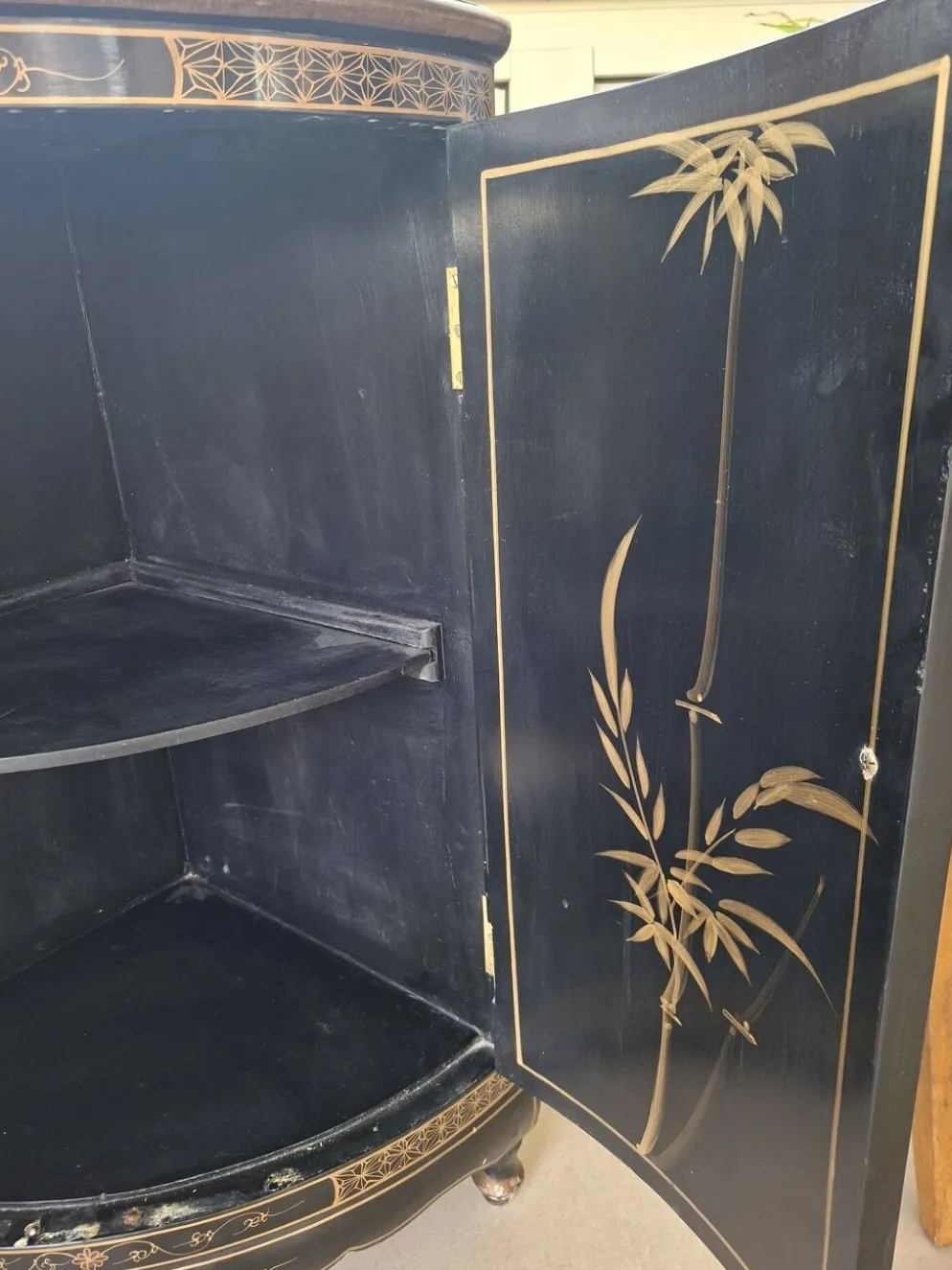 Meuble d'angle en bois laqué et peint à la main — style asiatique
